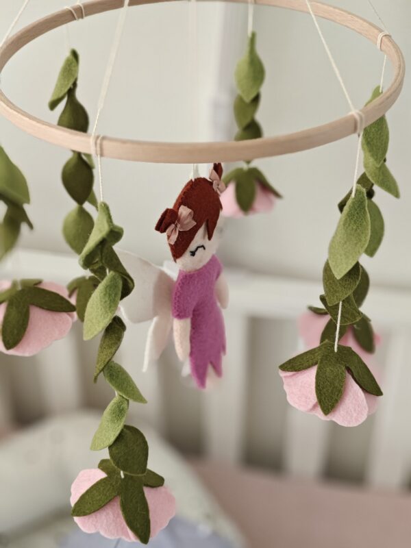 Fairy flower - babymobile elfje met bloemen en blaadjes bovenaf