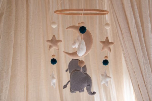 ster maan mobiel met olifant voor de babykamer