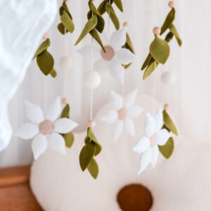 White daisies babymobiel | handgemaakte bloemen in het wit met bladeren