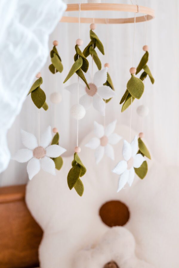 White daisies babymobiel | handgemaakte bloemen in het wit met bladeren