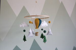 Luchtballon met bergen, bomen en wolken aangevuld met een houten ring
