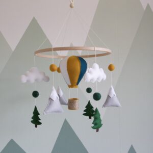 Luchtballon met bergen, bomen en wolken aangevuld met een houten ring
