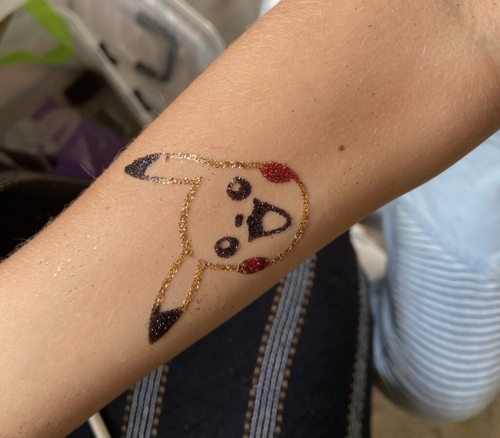 Glittertattoo op een kinderfeestje